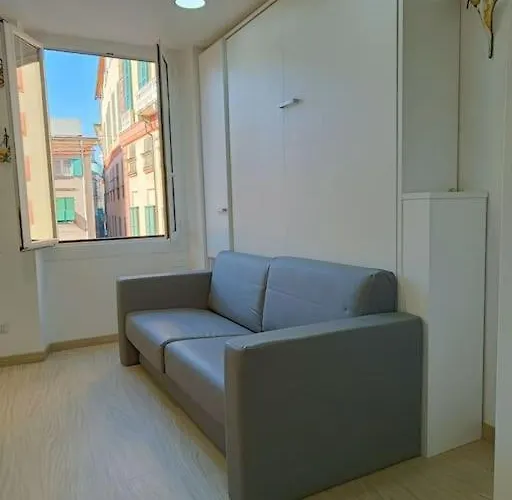 Le Maschere Di Palazzo Rosso. *